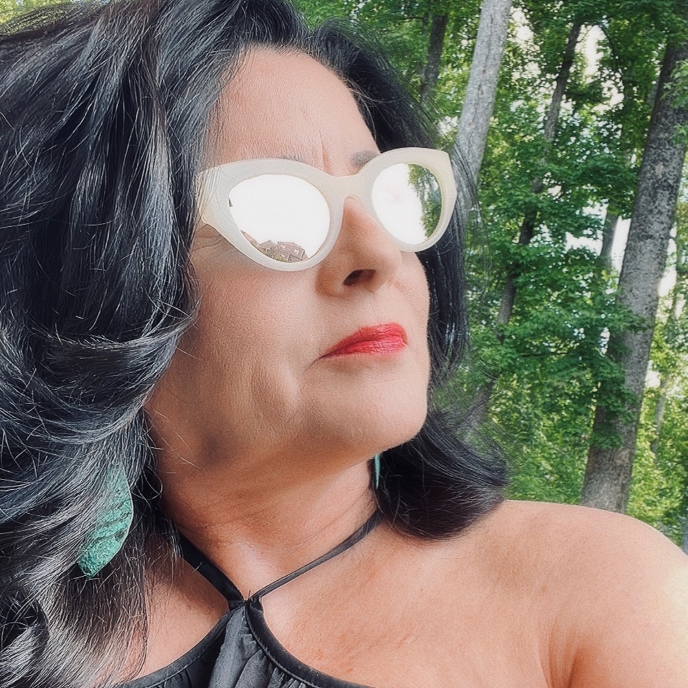Gorgeous Abella, cat eye mirrored polarized sunglasses.